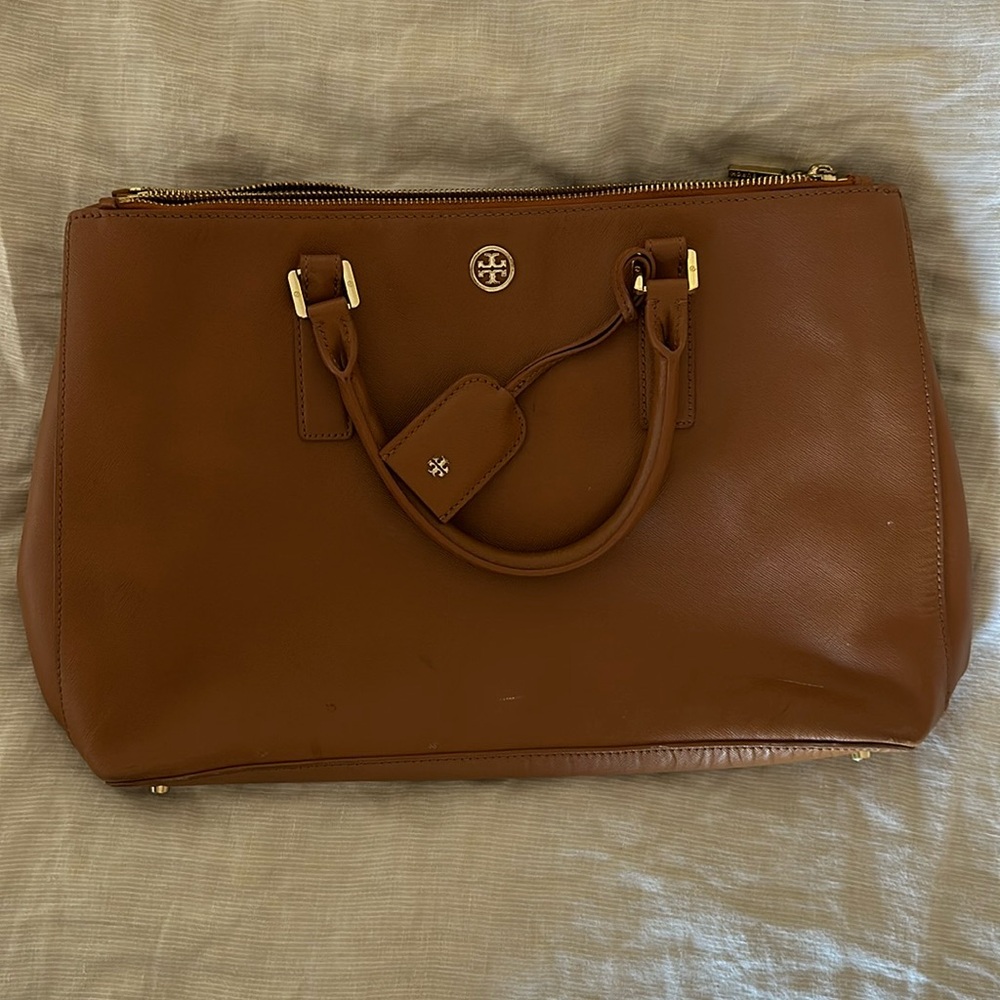 Gorgeous classic Tory Burch in loved-but-good-condition!!